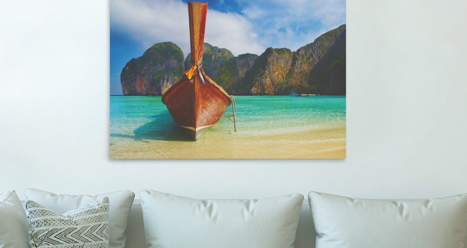 canvas - Ξύλινη βάρκα αραγμένη στην άμμο