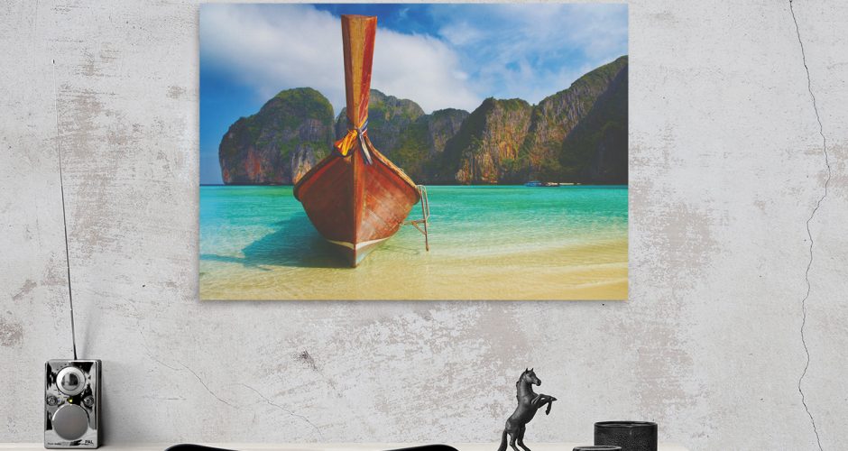 canvas - Ξύλινη βάρκα αραγμένη στην άμμο