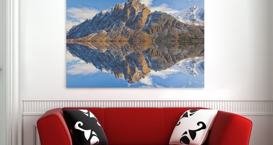 Πίνακες - Εντυπωσιακό reflection του χιονισμένου βράχου