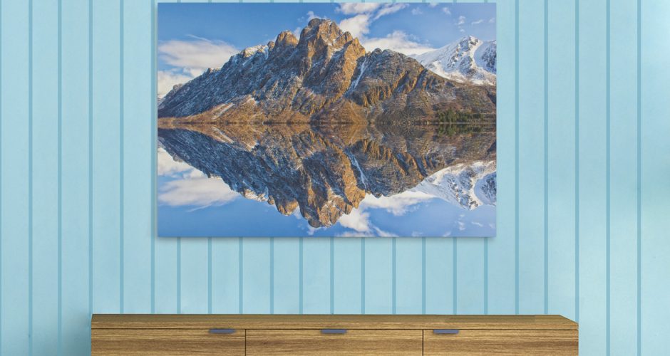 Πίνακες - Εντυπωσιακό reflection του χιονισμένου βράχου