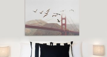 canvas - Κοπάδι πουλιών πετά πάνω από τη γέφυρα