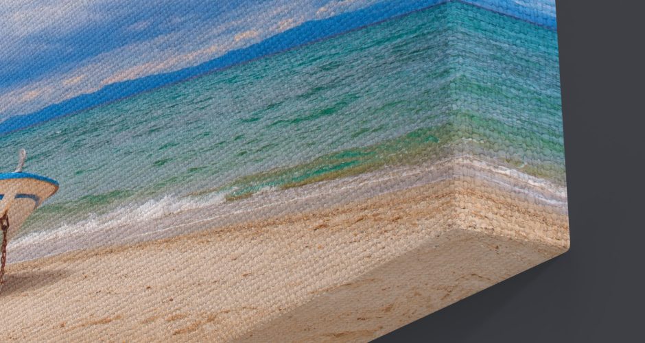 canvas - Αραγμένη ψαρόβαρκα στην άμμο
