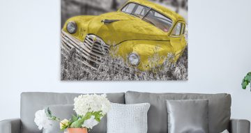 canvas - Ένα παλιό vintage κίντρινο αυτοκίνητο σε ασπρόμαυρο φόντο