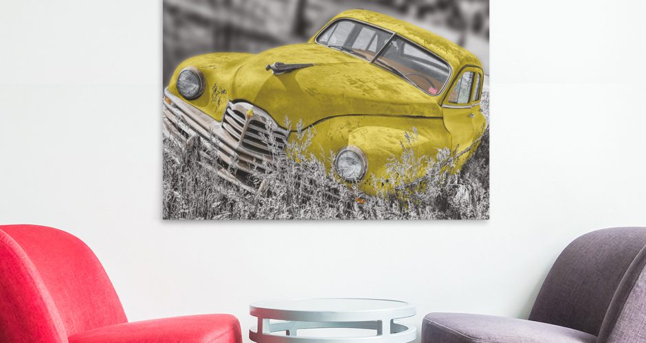 canvas - Ένα παλιό vintage κίντρινο αυτοκίνητο σε ασπρόμαυρο φόντο