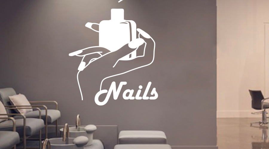 Αυτοκόλλητα Τοίχου - Nails και χέρι με ανοιχτό βερνίκι