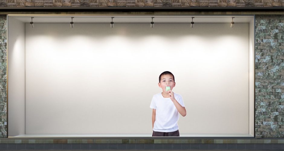 Αυτοκόλλητα Καταστημάτων - Αυτοκόλλητο βιτρίνας αγόρι με παγωτό.